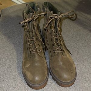 Universal thread, size 9. Olive green ankle boots .